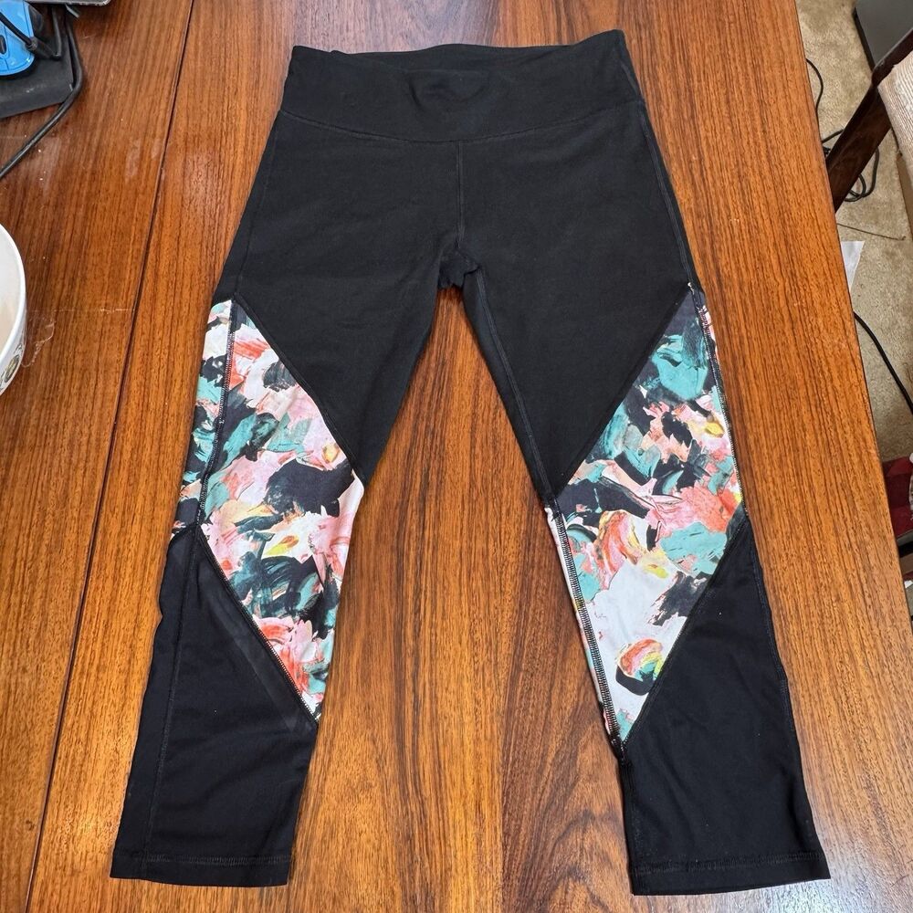 Fabletics Powerhold Capri Mesh Panel Floral Yoga pants Size XS